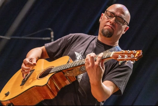 Filippo Calcagno con la chitarra
